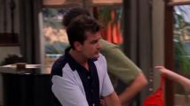 Two and a Half Men (Dva a pul chlapa) S01E02 CzDab